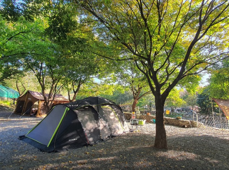 경기도 가평 설악면 유명산 계곡 야영장 인근 서울 근교 개울가 오토 캠핑장