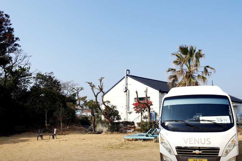 제주도 서귀포 바로 앞 표선 해수욕장 바다뷰 산책길 캠핑장 야영장 제주캠핑 카라반