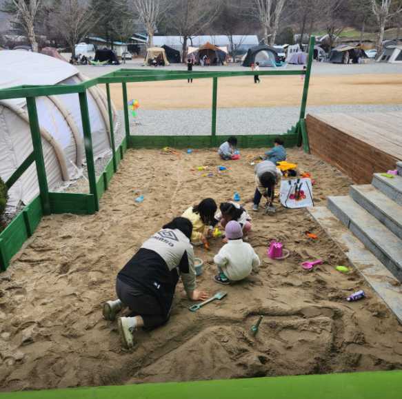 충청도 보은 시골 폐교 야영장 실내 아이 놀이터 키즈 드림 오토 캠핑장