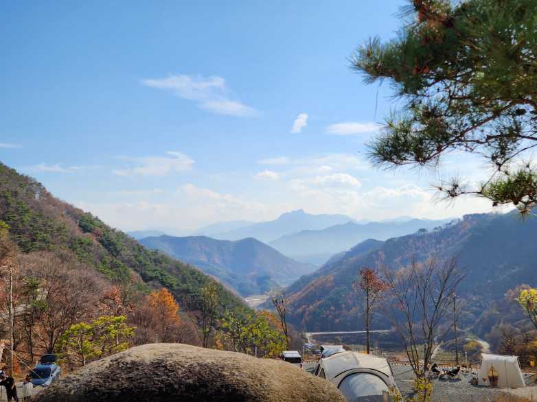 충청도 충북 충주시 여행 야영장 충주호 월악산 인근 산속 전망 재오개 캠핑장