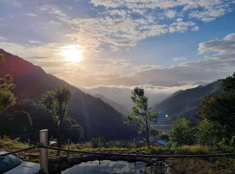 충청도 충북 충주시 여행 야영장 충주호 월악산 인근 산속 전망 재오개 캠핑장